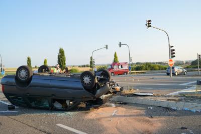 Lkw beging Fahrerflucht und Pkw ueberschlug sich 